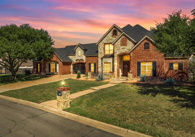 Single family home for sale at 1021 Cascade Trl, McGregor, TX 76657 | MLS# 21406059