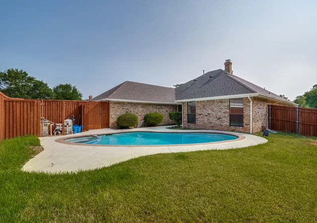 Photo 1 of Single family home for sale at 629 Bent Crk Dr, De Soto, TX 75115 | MLS# 21406237 | Listing updated on 2026-10-08