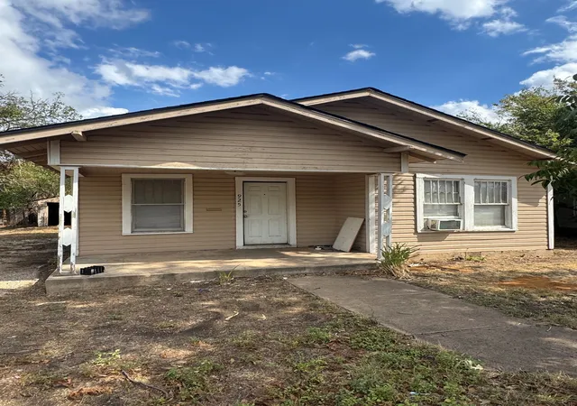 Photo 1 of Single family home for sale at 925 Peach St, Abilene, TX 79602 | MLS# 21406244 | Listing updated on 2026-10-08