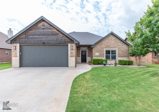 Photo 3 of Single family home for sale at 349 Mill Crk Dr, Abilene, TX 79602 | MLS# 21406170 | Listing updated on 2026-10-08