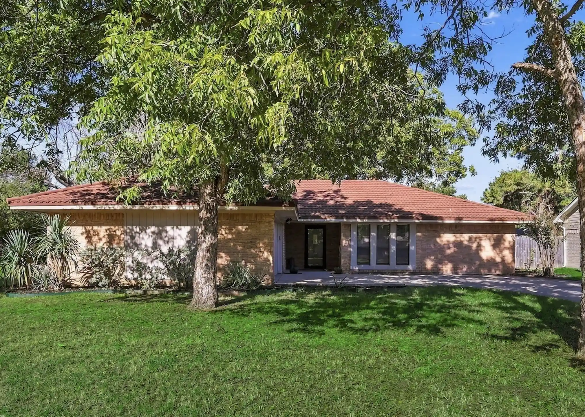 Photo 1 of Single family home for sale at 107 Creek Cts Dr, Roanoke, TX 76262 | MLS# 21404985 | Listing updated on 2026-10-24