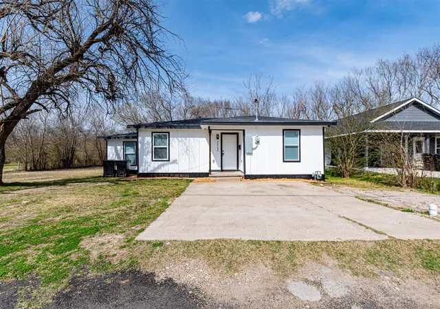 Photo 1 of Single family home for sale at 1112 Marshall St, Greenville, TX 75401 | MLS# 21406374 | Listing updated on 2026-10-08