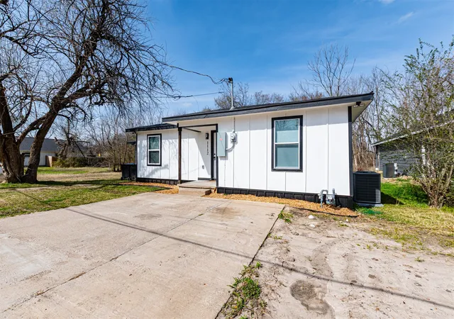 Photo 2 of Single family home for sale at 1112 Marshall St, Greenville, TX 75401 | MLS# 21406374 | Listing updated on 2026-10-08