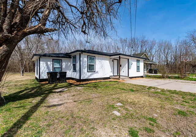 Photo 3 of Single family home for sale at 1112 Marshall St, Greenville, TX 75401 | MLS# 21406374 | Listing updated on 2026-10-08