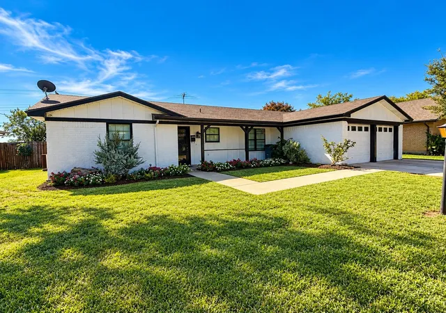 Photo 1 of Single family home for sale at 313 Linda Dr, Burleson, TX 76028 | MLS# 21403779 | Listing updated on 2026-10-10