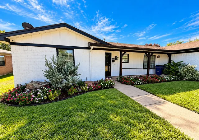 Photo 3 of Single family home for sale at 313 Linda Dr, Burleson, TX 76028 | MLS# 21403779 | Listing updated on 2026-10-10