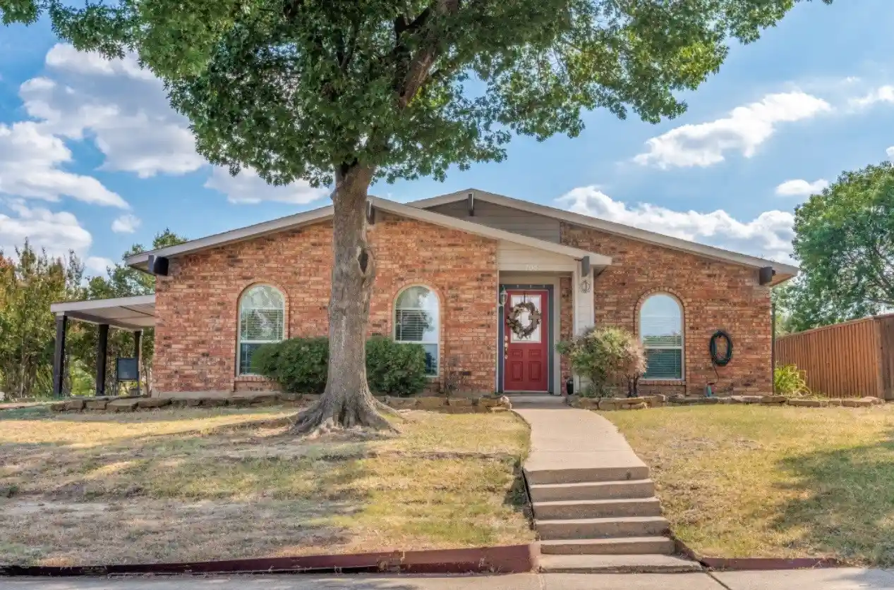 Photo 1 of Single family home for sale at 700 Nora Ln, De Soto, TX 75115 | MLS# 21401705 | Listing updated on 2026-10-25