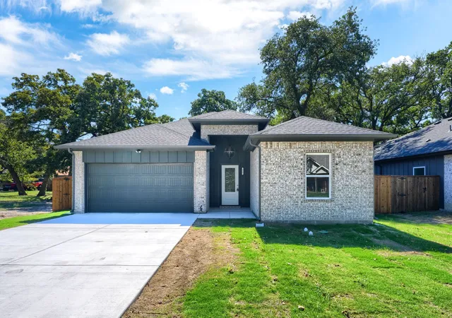 Single family home for sale at 115 Vaughn Ln, Quinlan, TX 75474 | MLS# 21406479