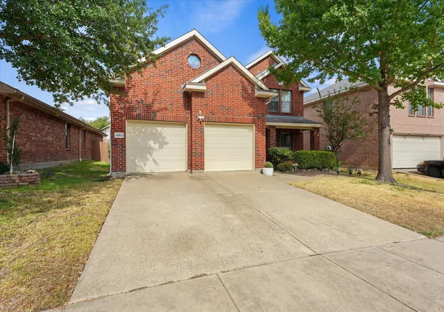 Photo 3 of Single family home for sale at 2053 Lake Trl Dr, Heartland, TX 75126 | MLS# 21406482 | Listing updated on 2026-10-10