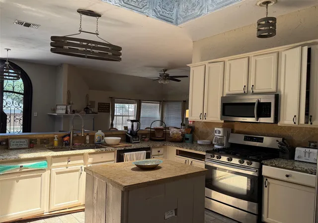 Photo 3 of Single family home for sale at 4210 Honeysuckle Dr, Mc Kinney, TX 75070 | MLS# 21329908 | Listing updated on 2026-10-08