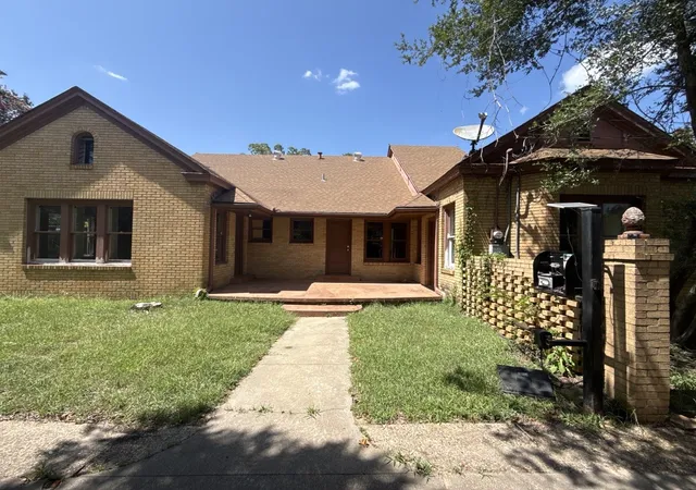 Photo 1 of Single family home for sale at 216 S Prairieville St, Athens, TX 75751 | MLS# 21402354 | Listing updated on 2026-10-08