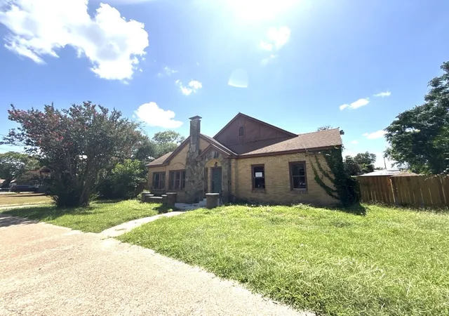 Photo 2 of Single family home for sale at 216 S Prairieville St, Athens, TX 75751 | MLS# 21402354 | Listing updated on 2026-10-08
