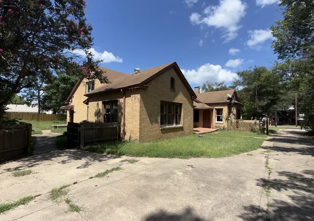 Photo 3 of Single family home for sale at 216 S Prairieville St, Athens, TX 75751 | MLS# 21402354 | Listing updated on 2026-10-08