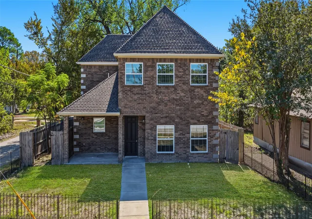 Photo 3 of Single family home for sale at 301 Mineral Wells, Terrell, TX 75160 | MLS# 21406613 | Listing updated on 2026-10-09