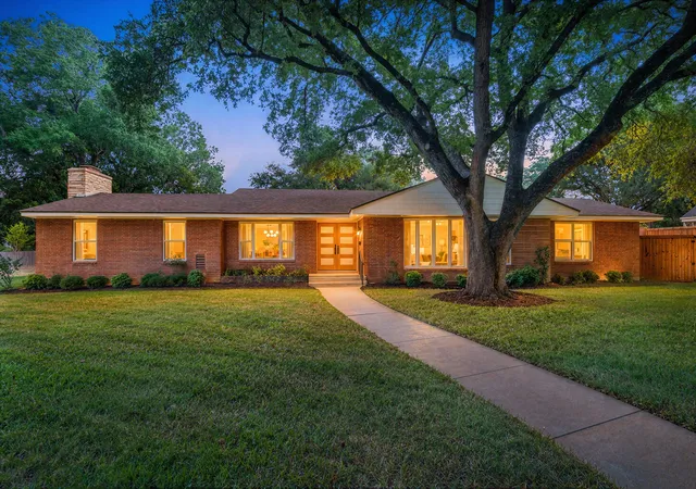 Photo 1 of Single family home for sale at 2625 Old Oaks Dr, Waco, TX 76710 | MLS# 21405231 | Listing updated on 2026-10-08