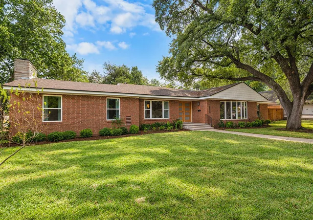 Photo 2 of Single family home for sale at 2625 Old Oaks Dr, Waco, TX 76710 | MLS# 21405231 | Listing updated on 2026-10-08
