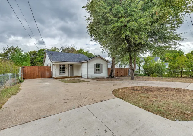 Photo 2 of Single family home for sale at 1239 Lonsdale Ave, Dallas, TX 75217 | MLS# 21406630 | Listing updated on 2026-10-08