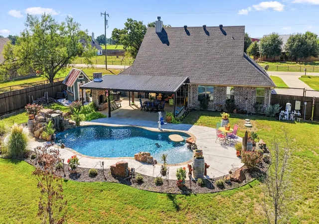 Photo 2 of Single family home for sale at 470 Wilson Bnd Rd, Millsap, TX 76066 | MLS# 21406530 | Listing updated on 2026-10-10