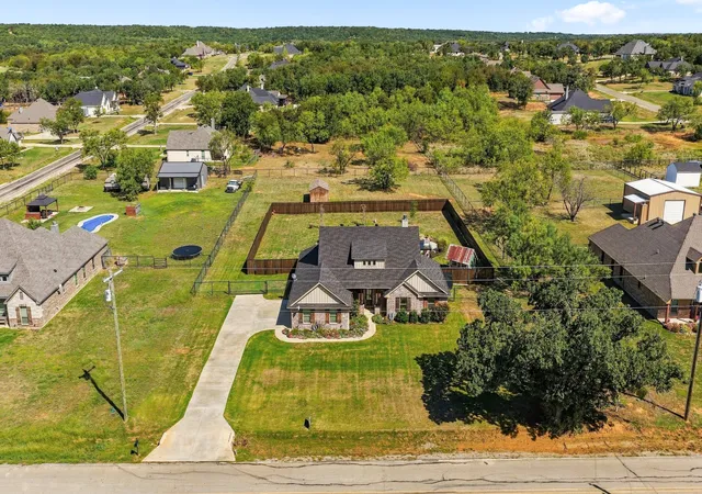 Photo 3 of Single family home for sale at 470 Wilson Bnd Rd, Millsap, TX 76066 | MLS# 21406530 | Listing updated on 2026-10-10