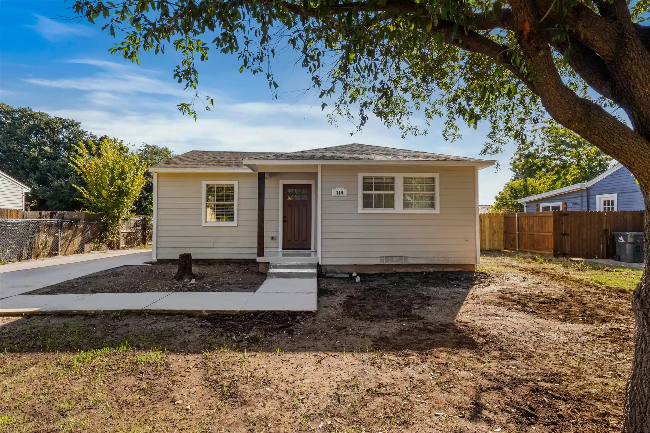 Photo 1 of Sale Pending at 715 Scott Dr, Arlington, TX 76012 | MLS# 21406513 | Listing updated on 2026-10-27