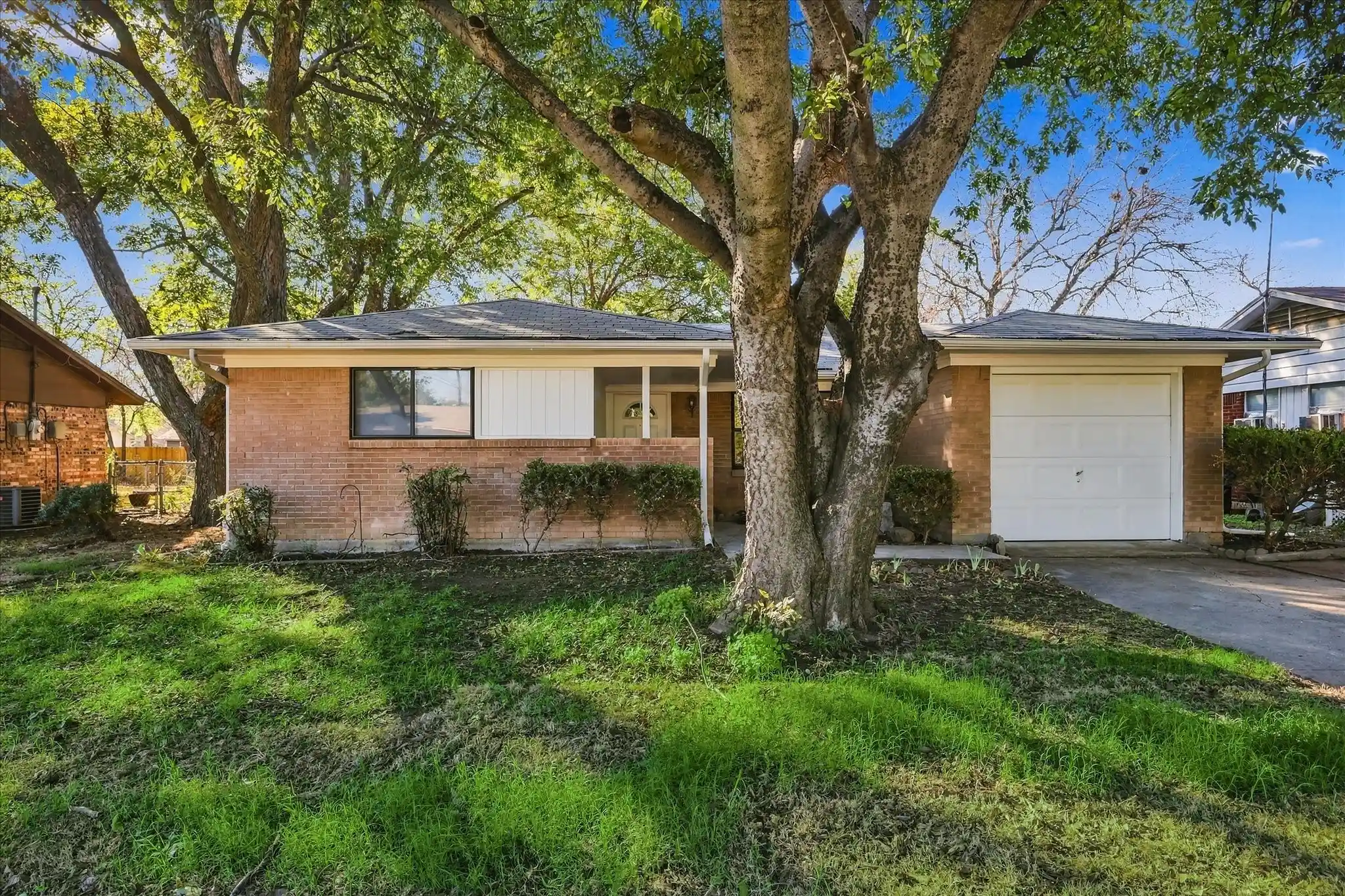 Photo 1 of Single family home for sale at 704 Pershing Dr, Denton, TX 76209 | MLS# 21405536 | Listing updated on 2026-10-18