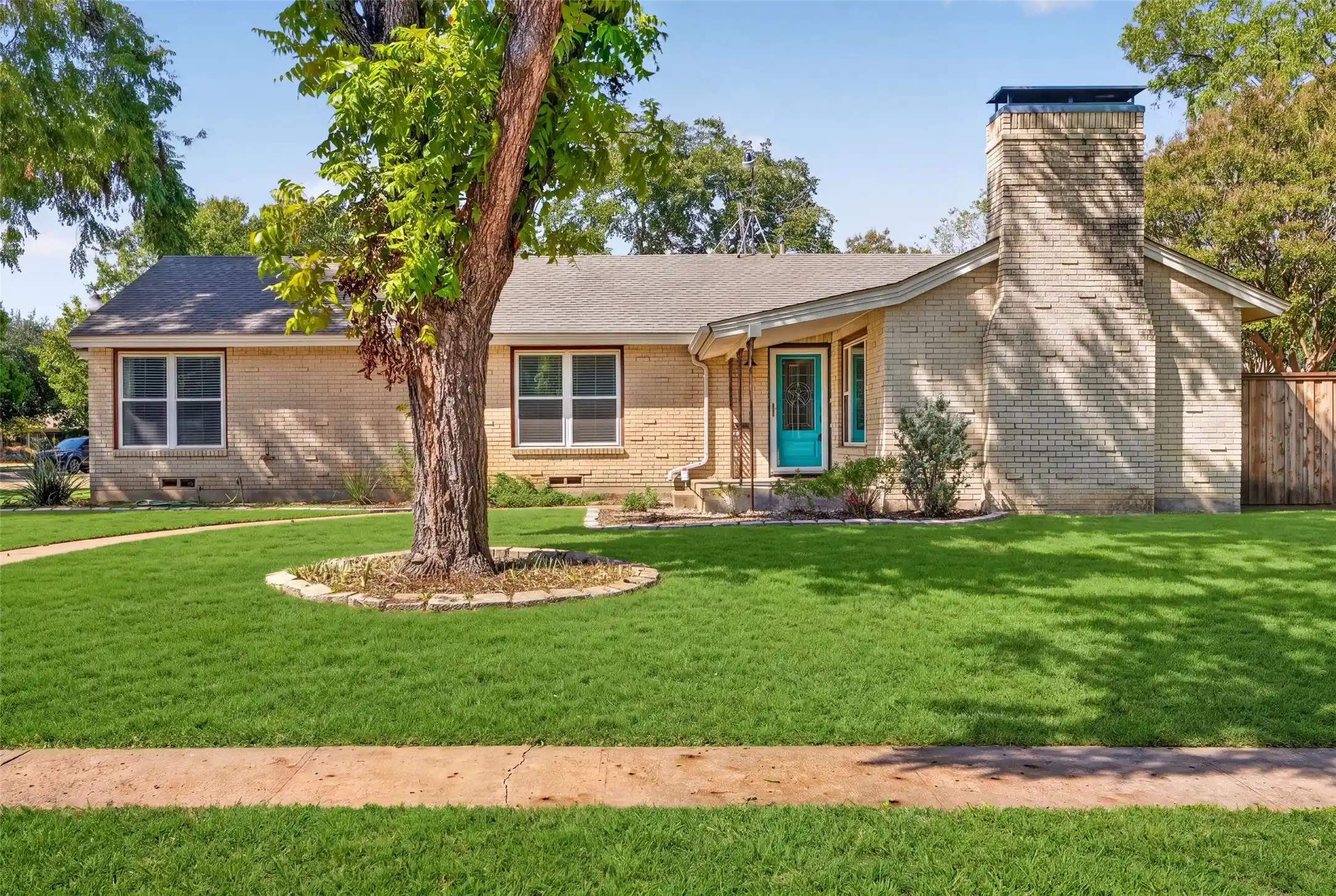 Photo 1 of Sale Pending at 9733 Edgelake Dr, Dallas, TX 75218 | MLS# 21405994 | Listing updated on 2026-10-23