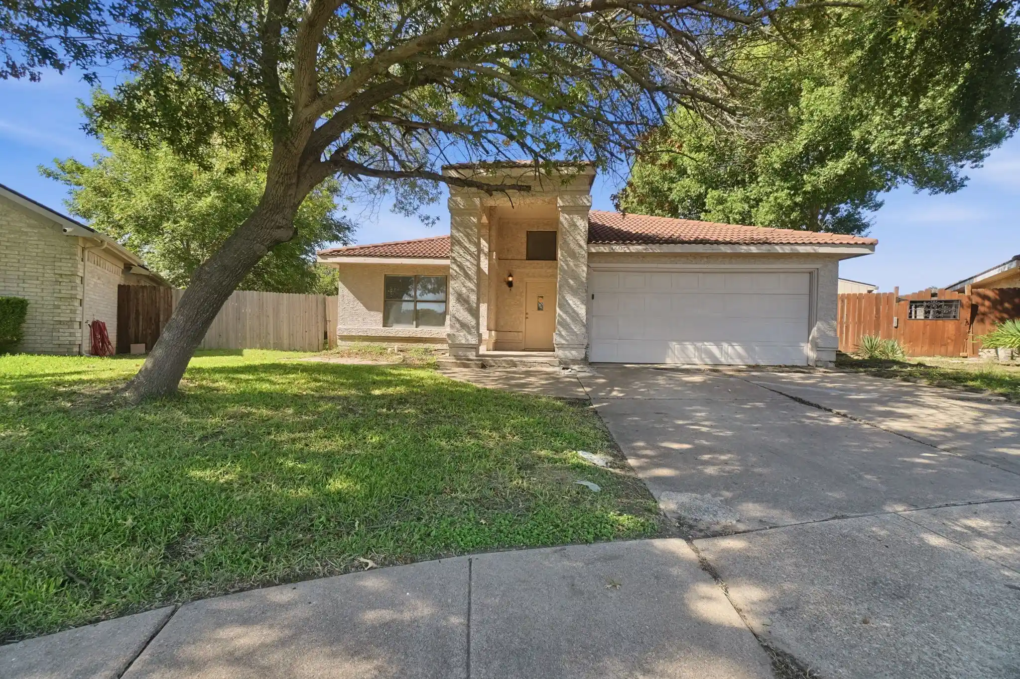 Single family home for sale at 6000 Lavaca Dr, Arlington, TX 76018 | MLS# 21406624
