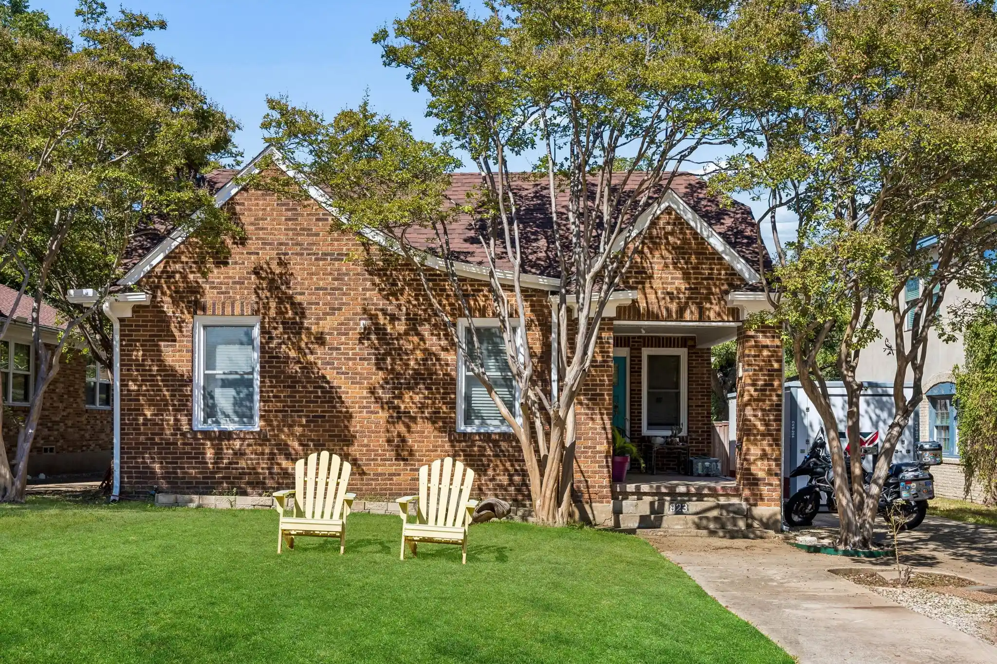 Photo 1 of Single family home for sale at 823 Kidd Springs Dr, Dallas, TX 75208 | MLS# 21406194 | Listing updated on 2026-10-27