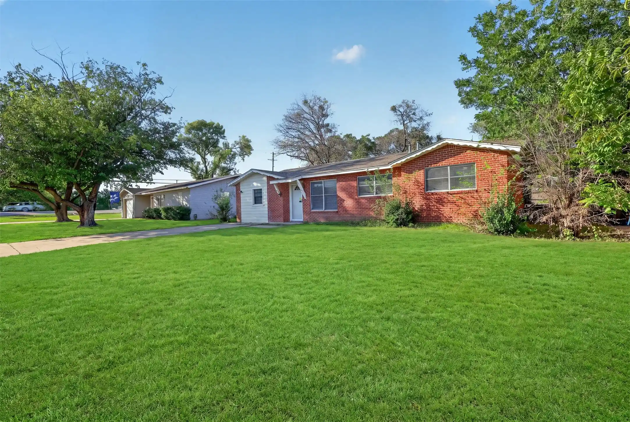 Single family home for sale at 1005 Altamont Dr, Fort Worth, TX 76106 | MLS# 21407011