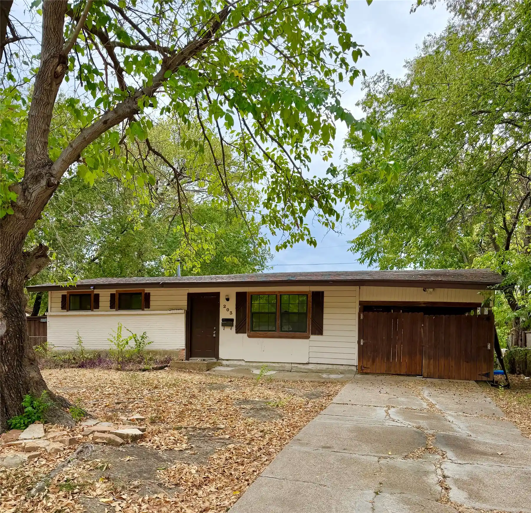 Photo 1 of Sale Pending at 203 Hamden Ln, Mesquite, TX 75149 | MLS# 21407194 | Listing updated on 2026-10-27
