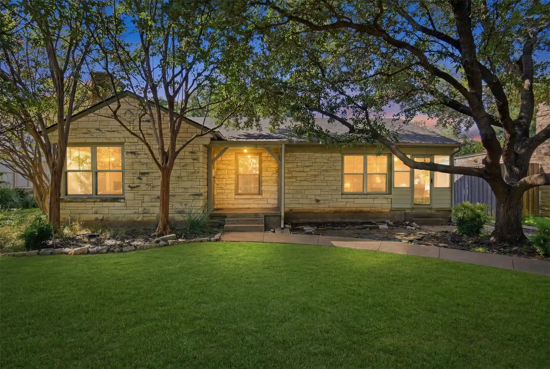 Photo 1 of Single family home for sale at 2307 Lawndale Dr, Dallas, TX 75211 | MLS# 21407256 | Listing updated on 2026-10-29