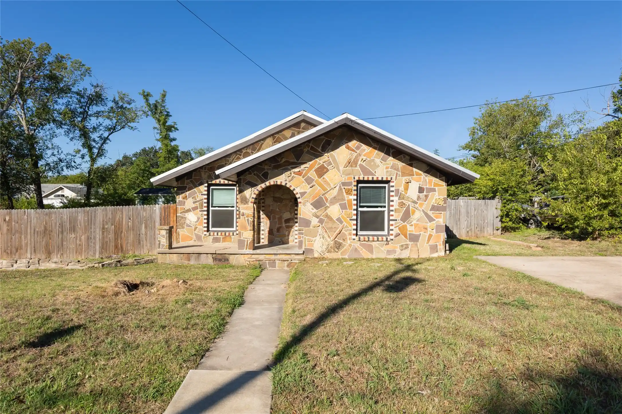 Photo 1 of Single family home for sale at 709 N Rusk St, Weatherford, TX 76086 | MLS# 21402075 | Listing updated on 2026-10-27