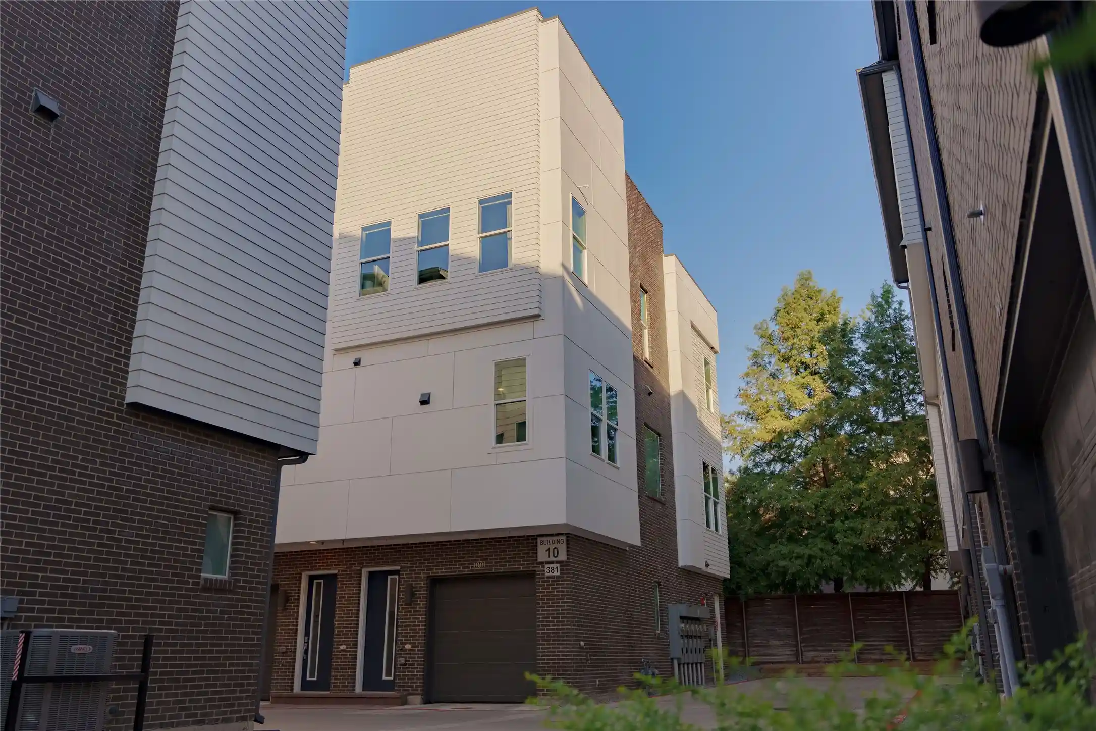 Photo 1 of Townhouse for sale at 381 E Greenbriar Ln #1001, Dallas, TX 75203 | MLS# 21407255 | Listing updated on 2026-10-11