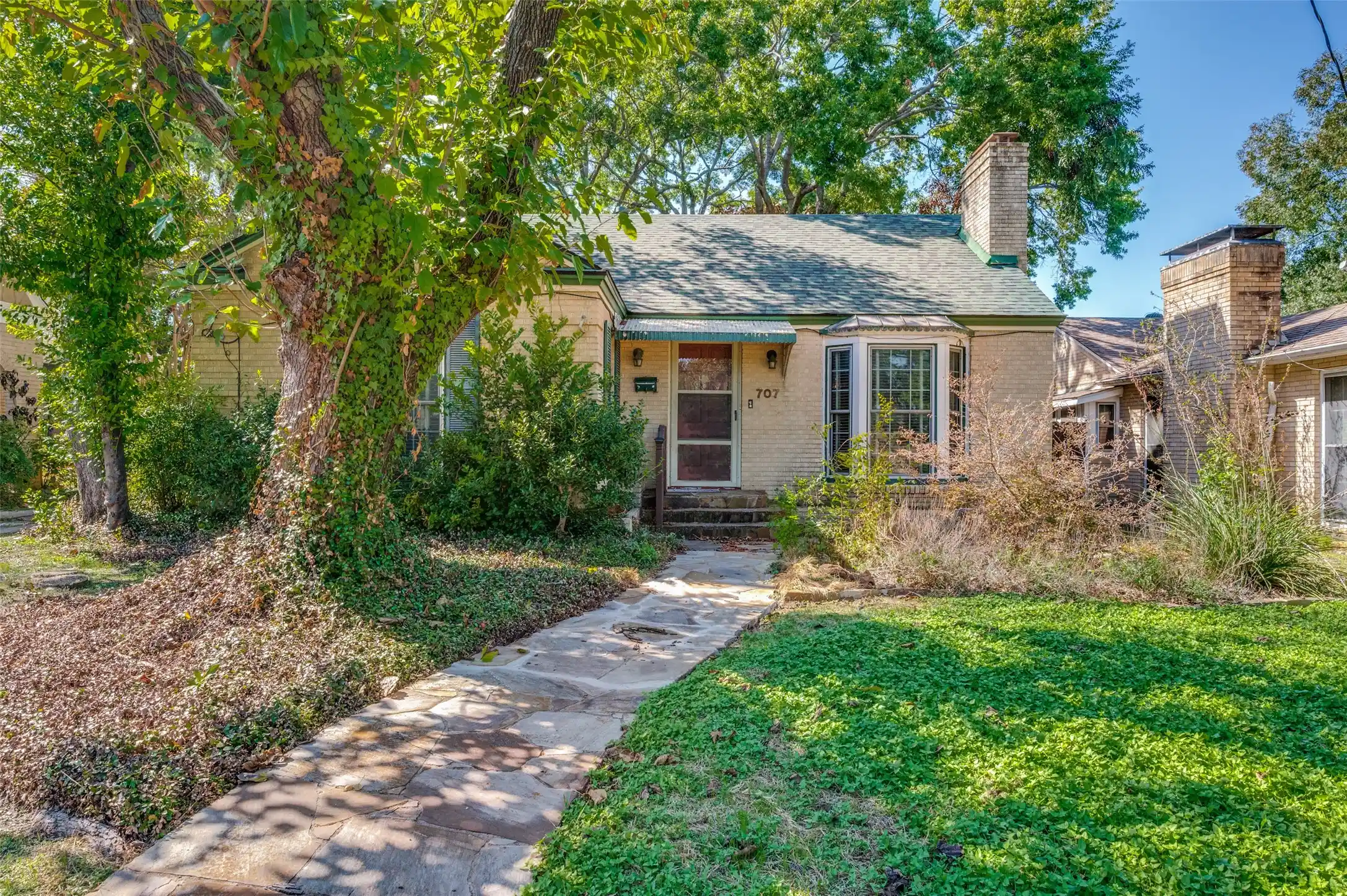 Photo 1 of Sale Pending at 707 N Oak Cliff Blvd, Dallas, TX 75208 | MLS# 21407462 | Listing updated on 2026-10-21