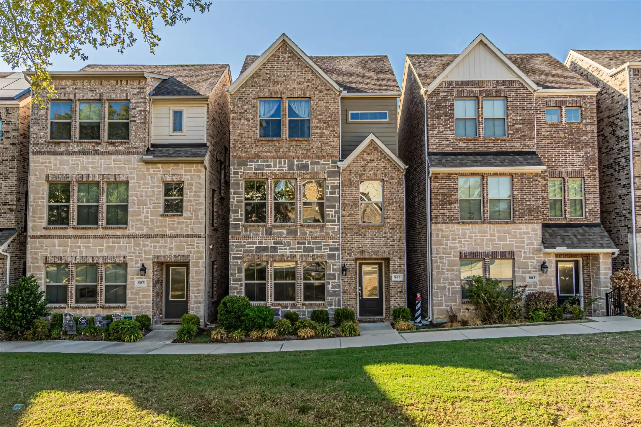 Photo 1 of Single family home for sale at 805 Tennessee Dr, Euless, TX 76040 | MLS# 21407205 | Listing updated on 2026-10-26