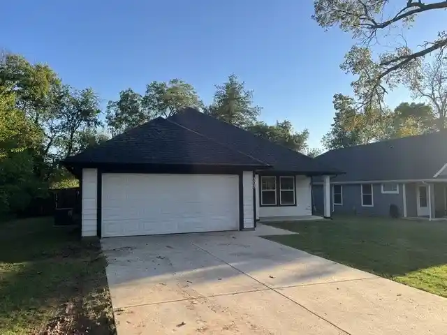Photo 1 of Single family home for sale at 305 W Houston St, Leonard, TX 75452 | MLS# 21407619 | Listing updated on 2026-10-13