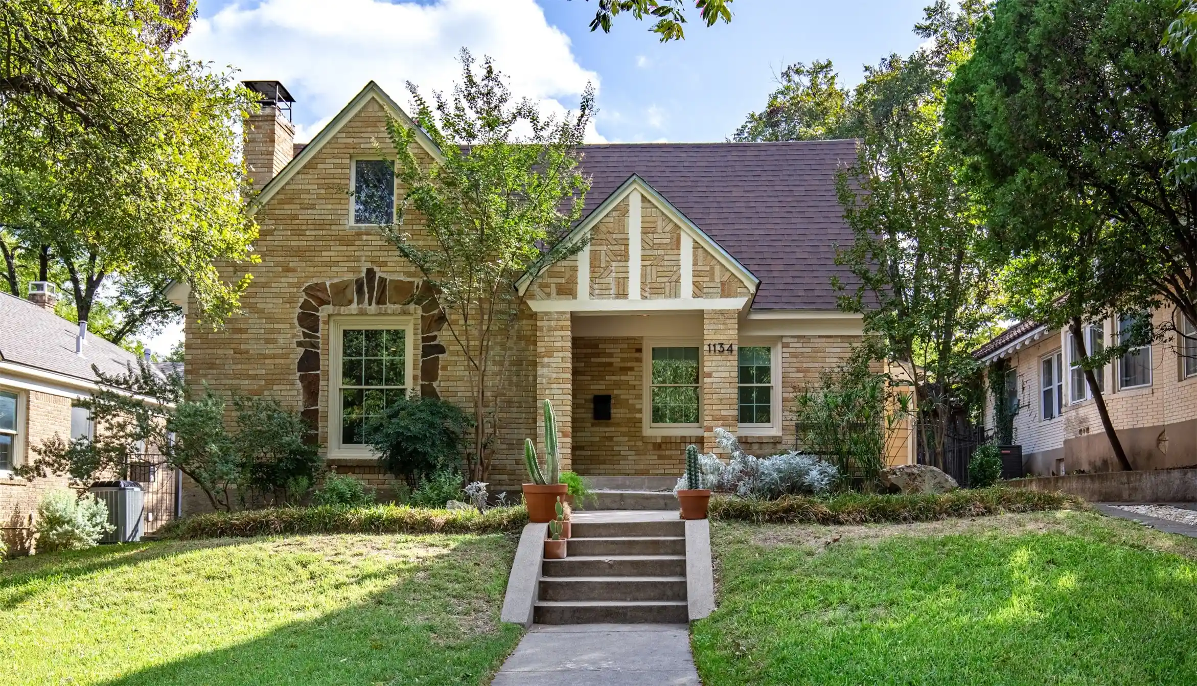 Photo 1 of Single family home for sale at 1134 N Edgefield Ave, Dallas, TX 75208 | MLS# 21406697 | Listing updated on 2026-10-18