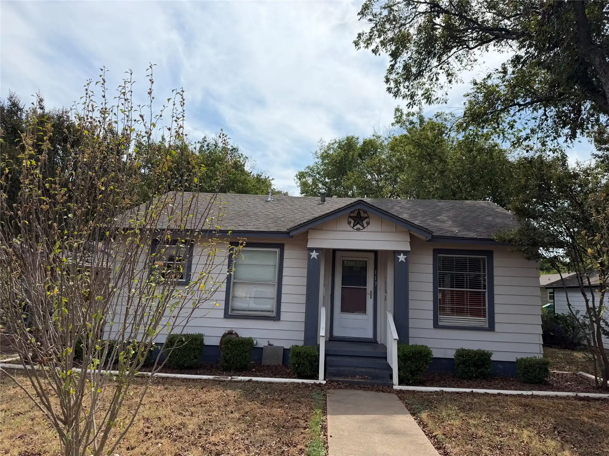 Photo 1 of Single family home for sale at 117 Moon St, Cleburne, TX 76033 | MLS# 21406415 | Listing updated on 2026-10-09