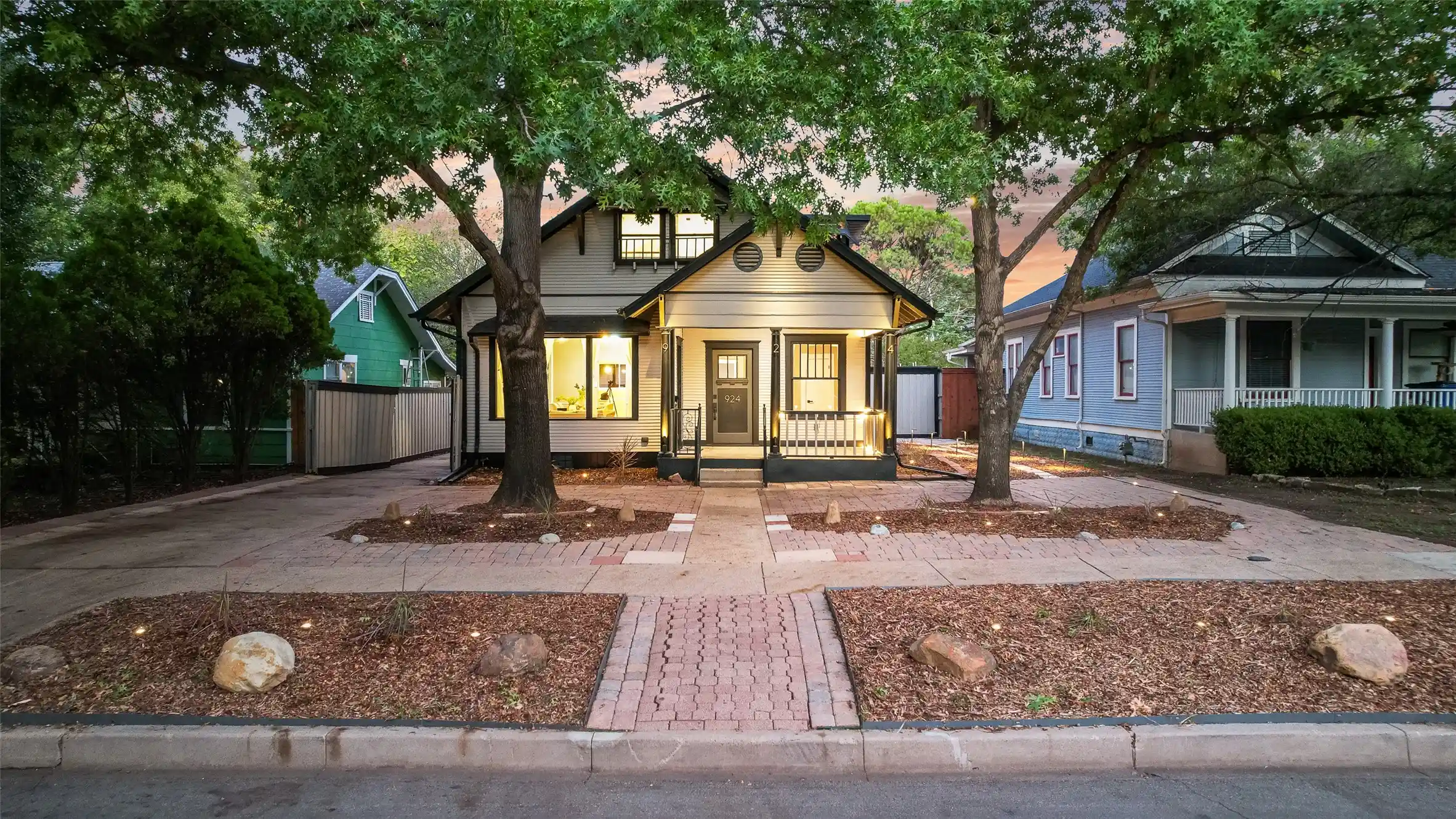 Photo 1 of Single family home for sale at 924 N Winnetka Ave, Dallas, TX 75208 | MLS# 21386449 | Listing updated on 2026-10-25