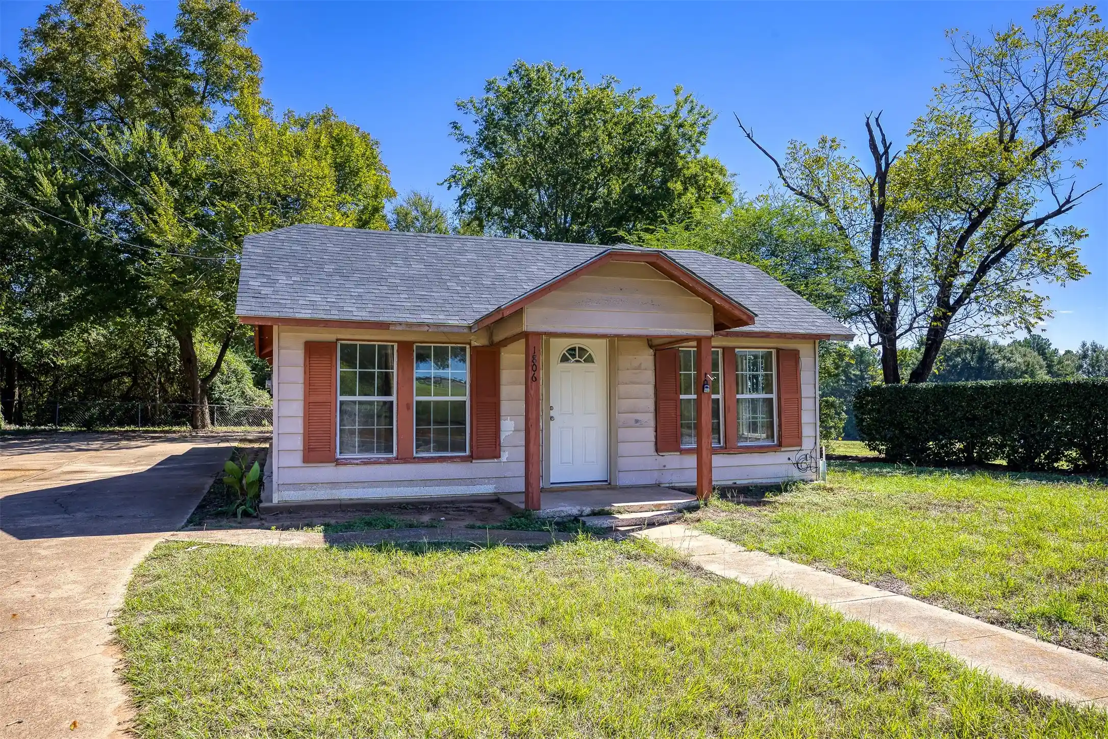 Photo 1 of Sale Pending at 1806 N Link St, Palestine, TX 75803 | MLS# 21408072 | Listing updated on 2026-10-28