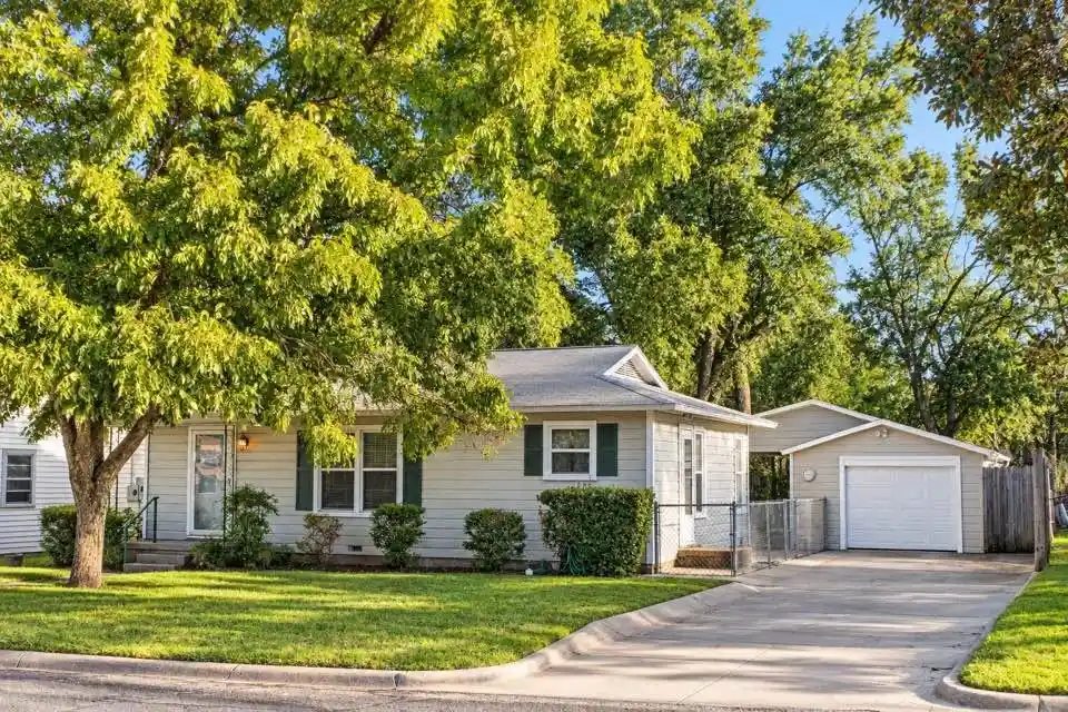 Photo 1 of Single family home for sale at 611 Rose Ave, Cleburne, TX 76033 | MLS# 21406445 | Listing updated on 2026-10-23