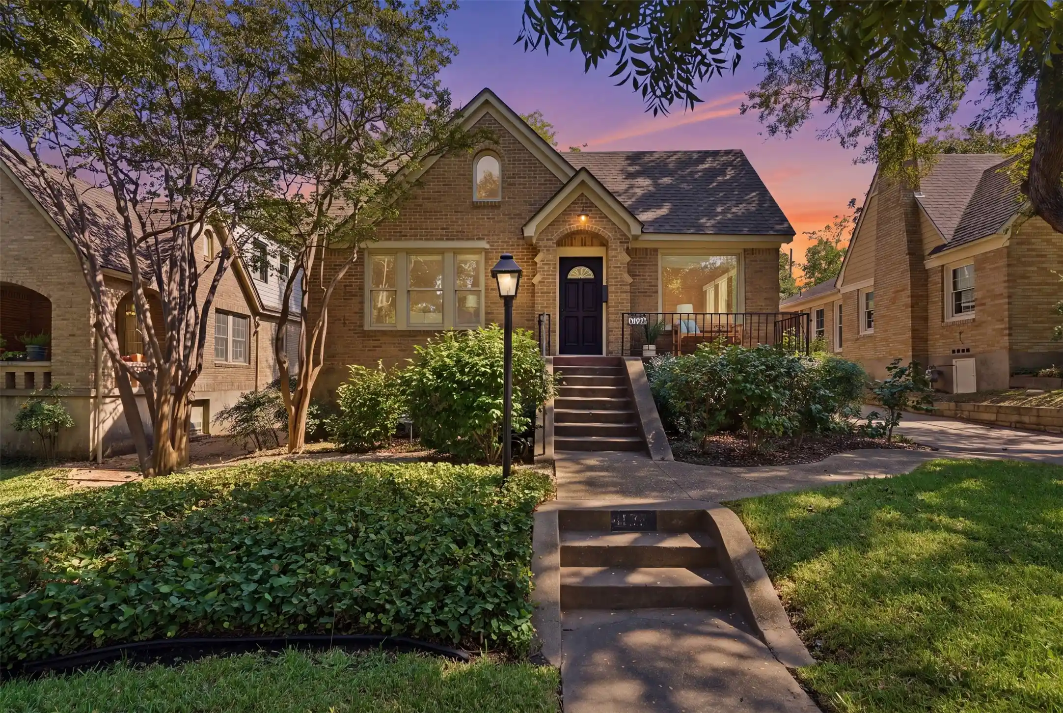 Photo 1 of Sale Pending at 1138 N Edgefield Ave, Dallas, TX 75208 | MLS# 21407496 | Listing updated on 2026-10-25