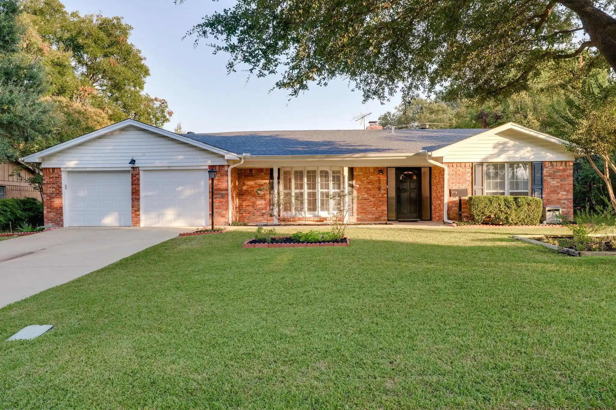 Photo 1 of Sale Pending at 6305 Whitman Ave, Fort Worth, TX 76133 | MLS# 21406230 | Listing updated on 2026-10-21
