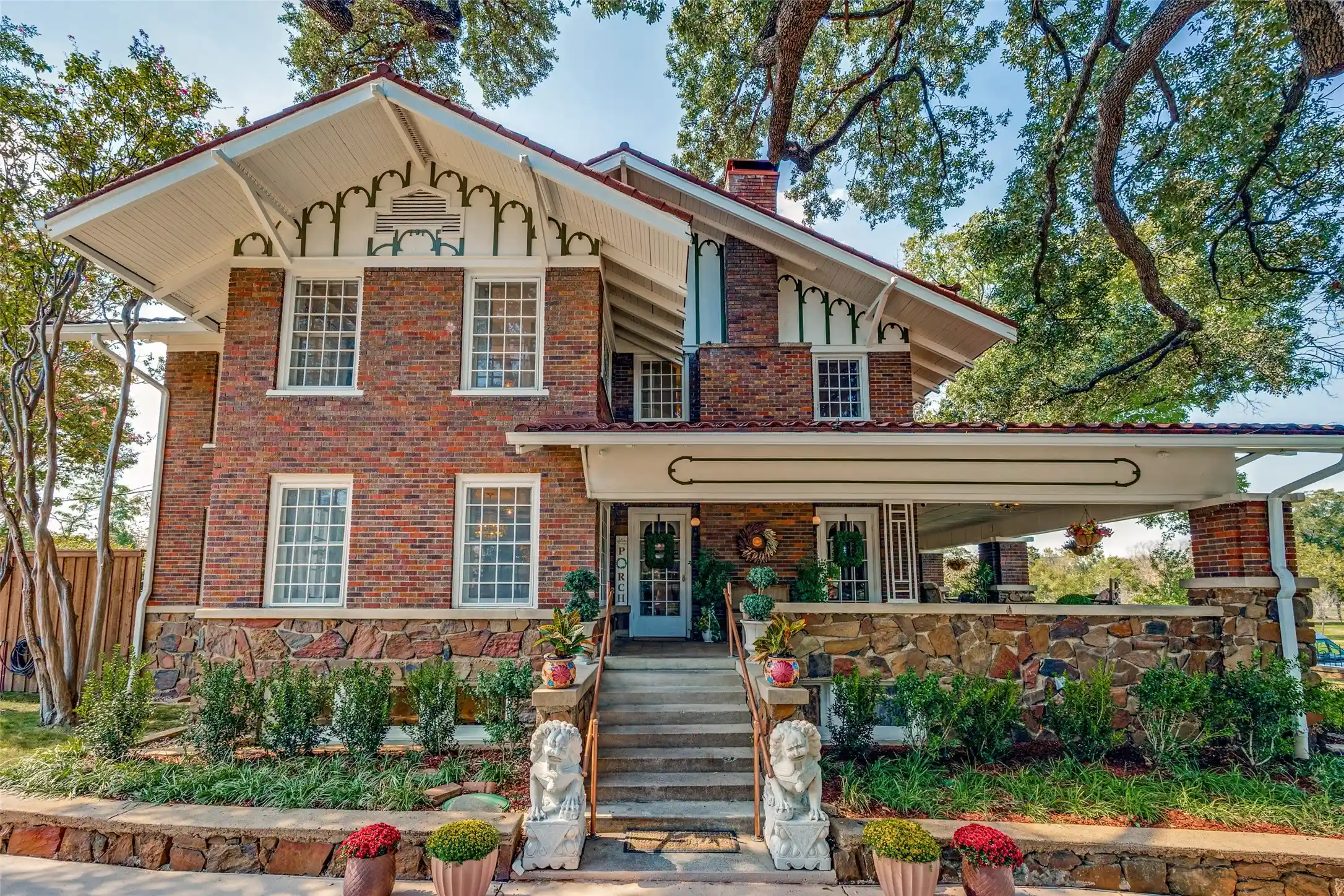 Photo 1 of Single family home for sale at 320 E 5th Street, Dallas, TX 75203 | MLS# 21406713 | Listing updated on 2026-10-19
