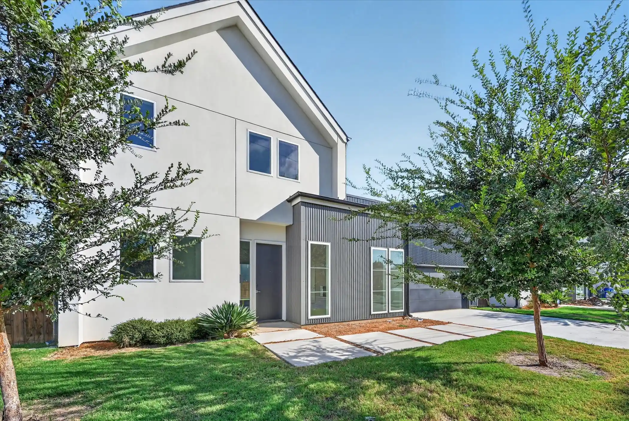 Photo 1 of Single family home for sale at 835 Nomas St, Dallas, TX 75212 | MLS# 21407767 | Listing updated on 2026-10-27