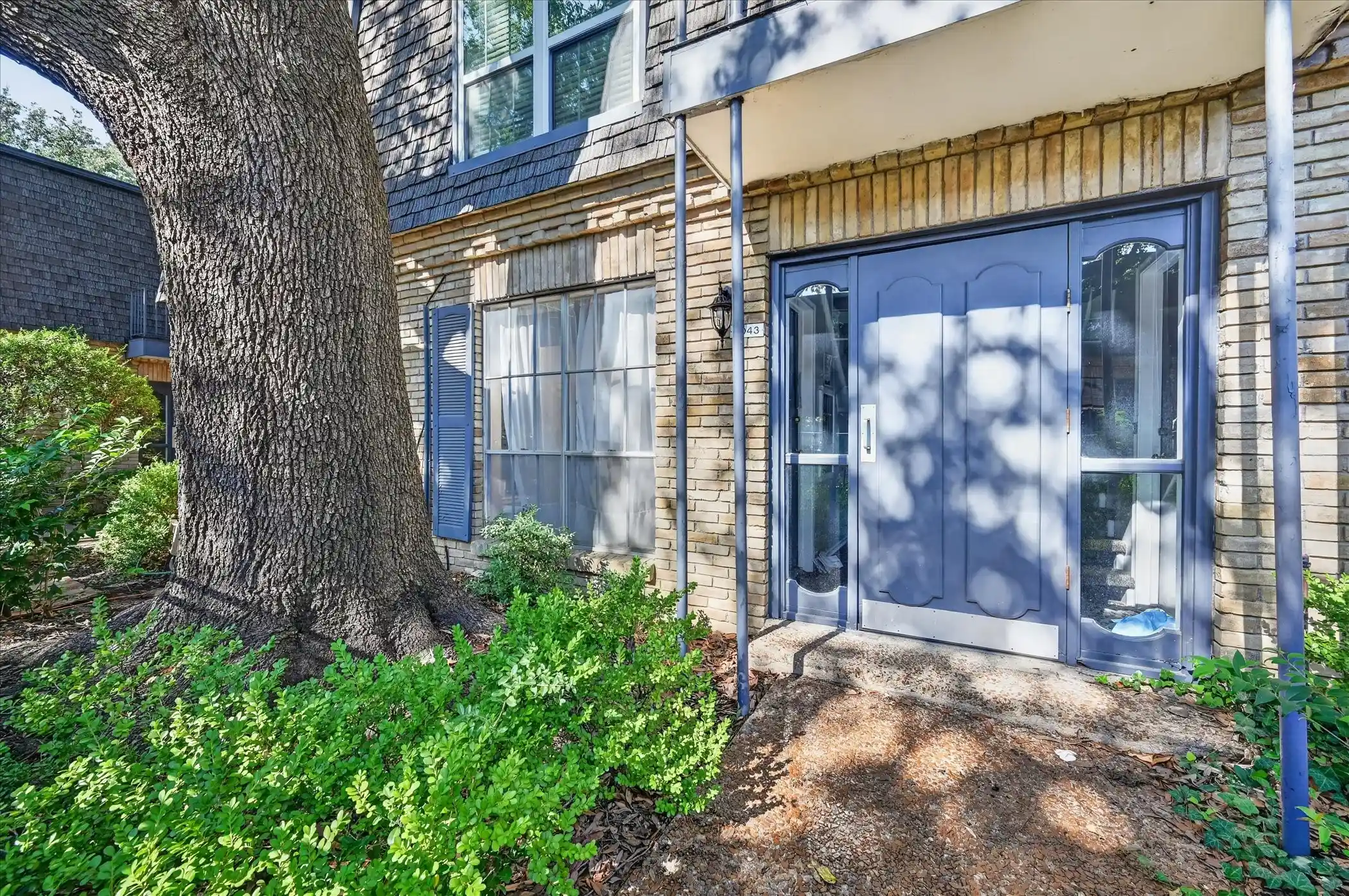 Listing Photo 1 - Condo for sale in 5043 Les Chateaux Dr located at 5043 Les Chateaux Dr, Dallas, TX 75235 - Unit #214