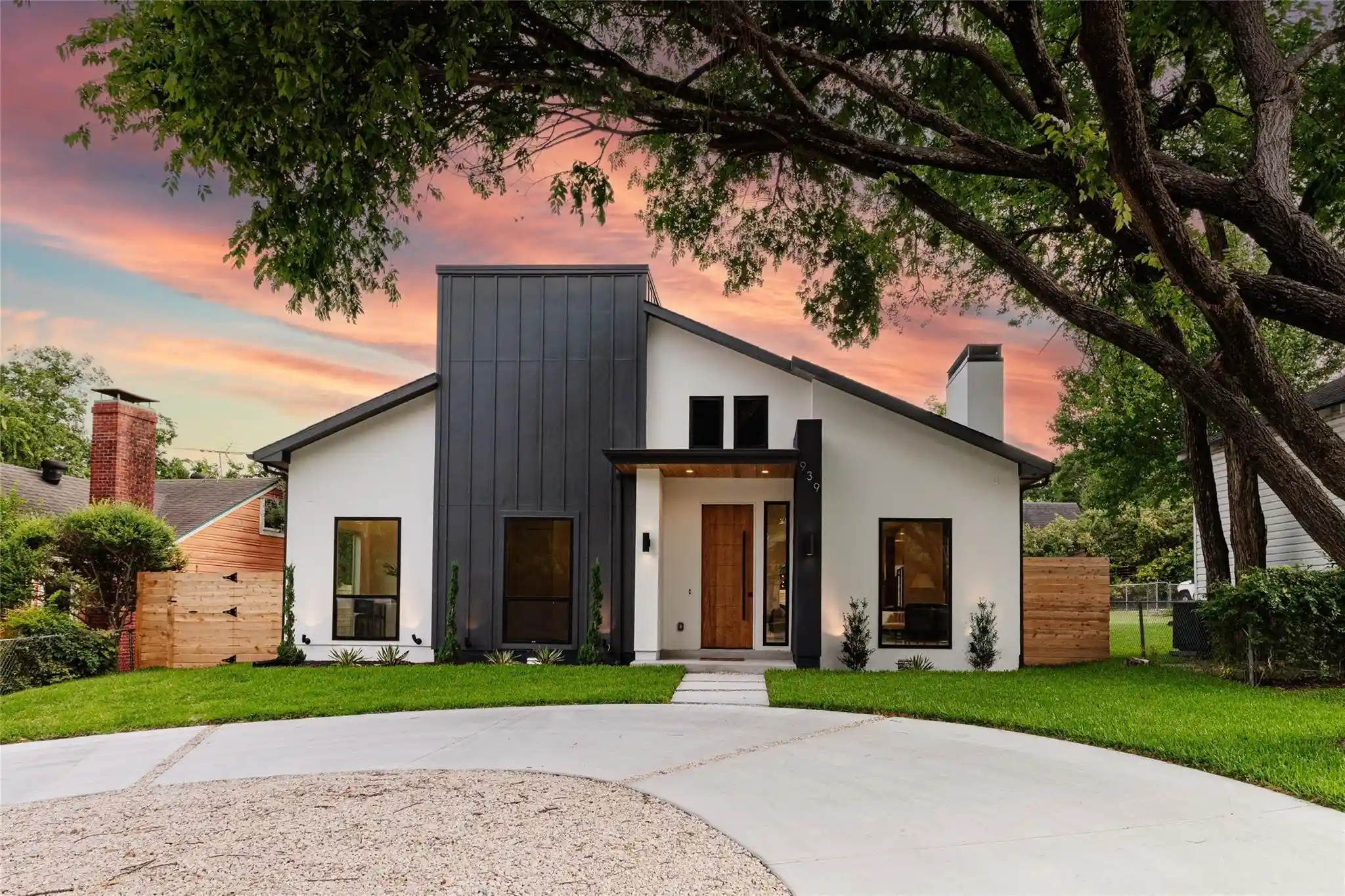 Photo 1 of Single family home for sale at 939 N Buckner Blvd, Dallas, TX 75218 | MLS# 21384539 | Listing updated on 2026-10-25