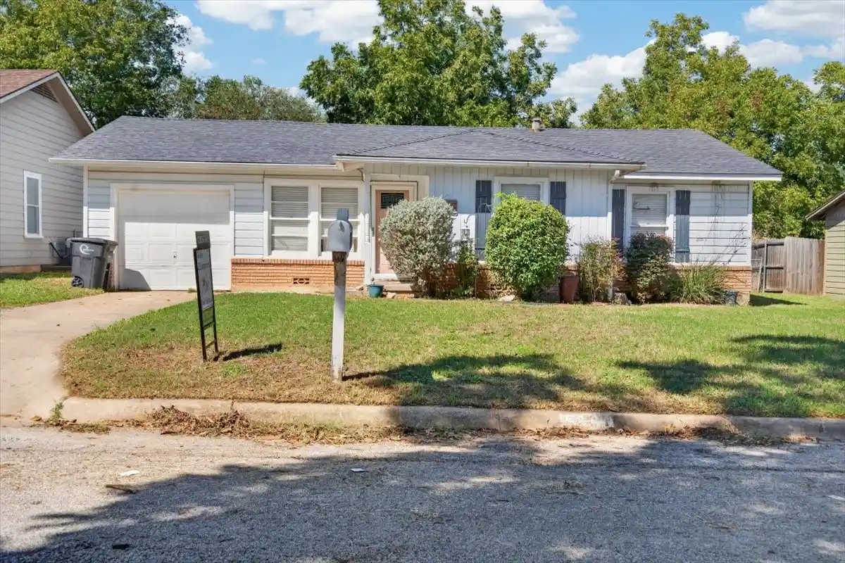 Photo 1 of Single family home for sale at 1204 Bales St, Cleburne, TX 76033 | MLS# 21400241 | Listing updated on 2026-10-11
