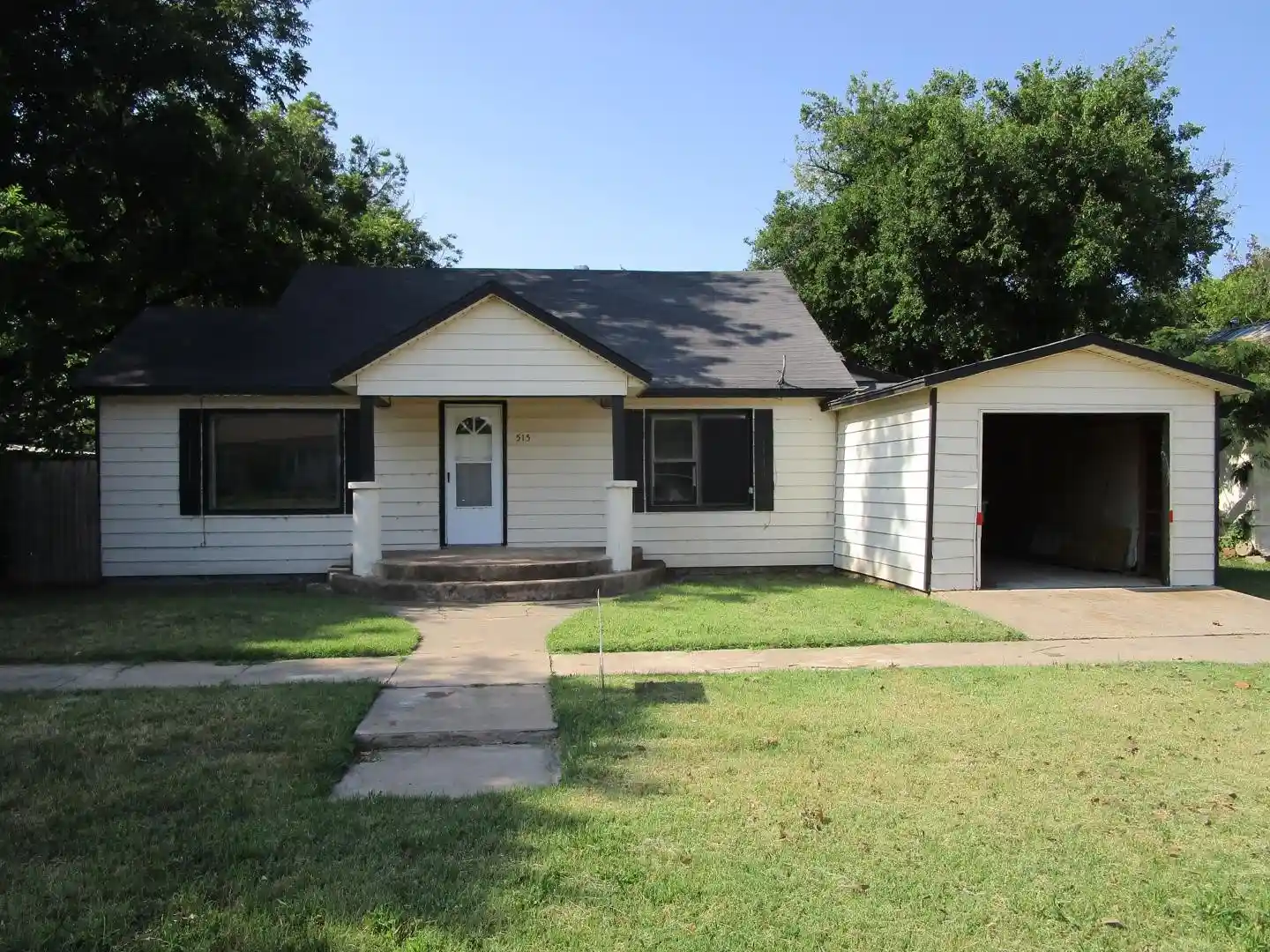 Single family home for sale at 515 W Mclain St, Seymour, TX 76380 | MLS# 21408978