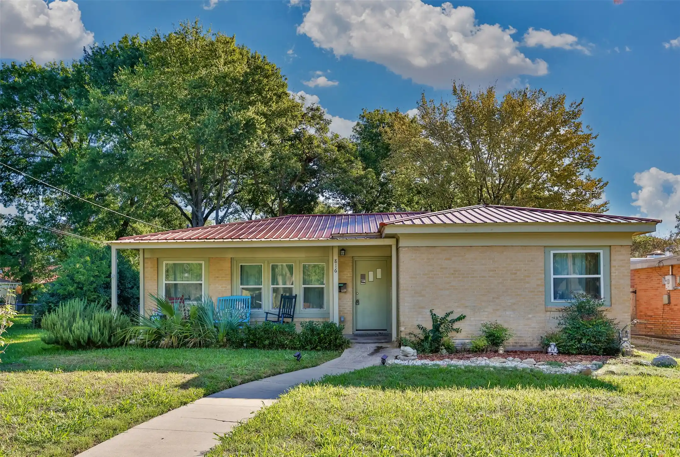 Single family home for sale at 816 S Dixon St, Gainesville, TX 76240 | MLS# 21406944